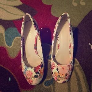 Cute, floral pumps with springtime vibes. 🏵